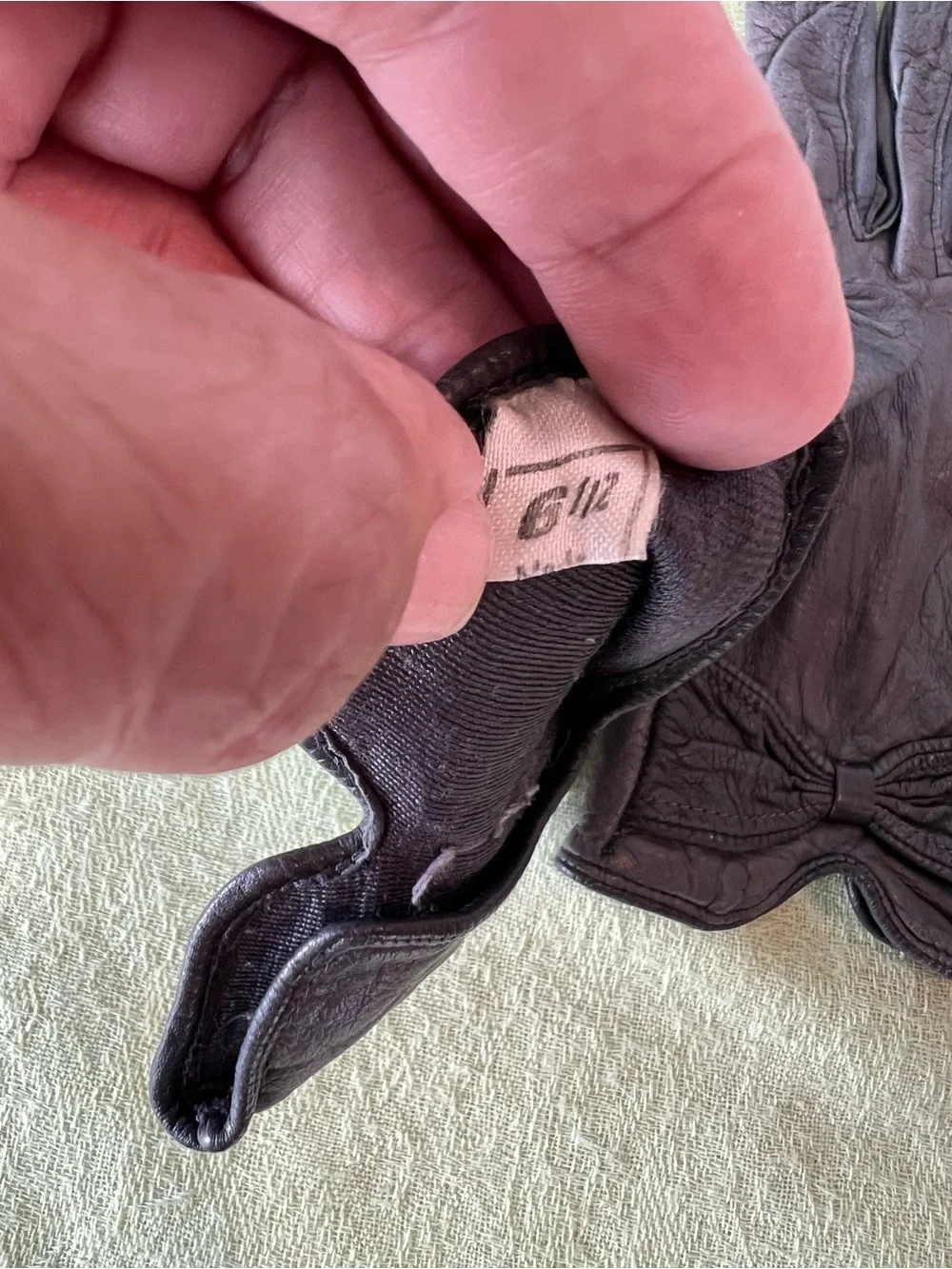 Vintage Italian gray Leather Bow-Accent Gloves. Size 6.5